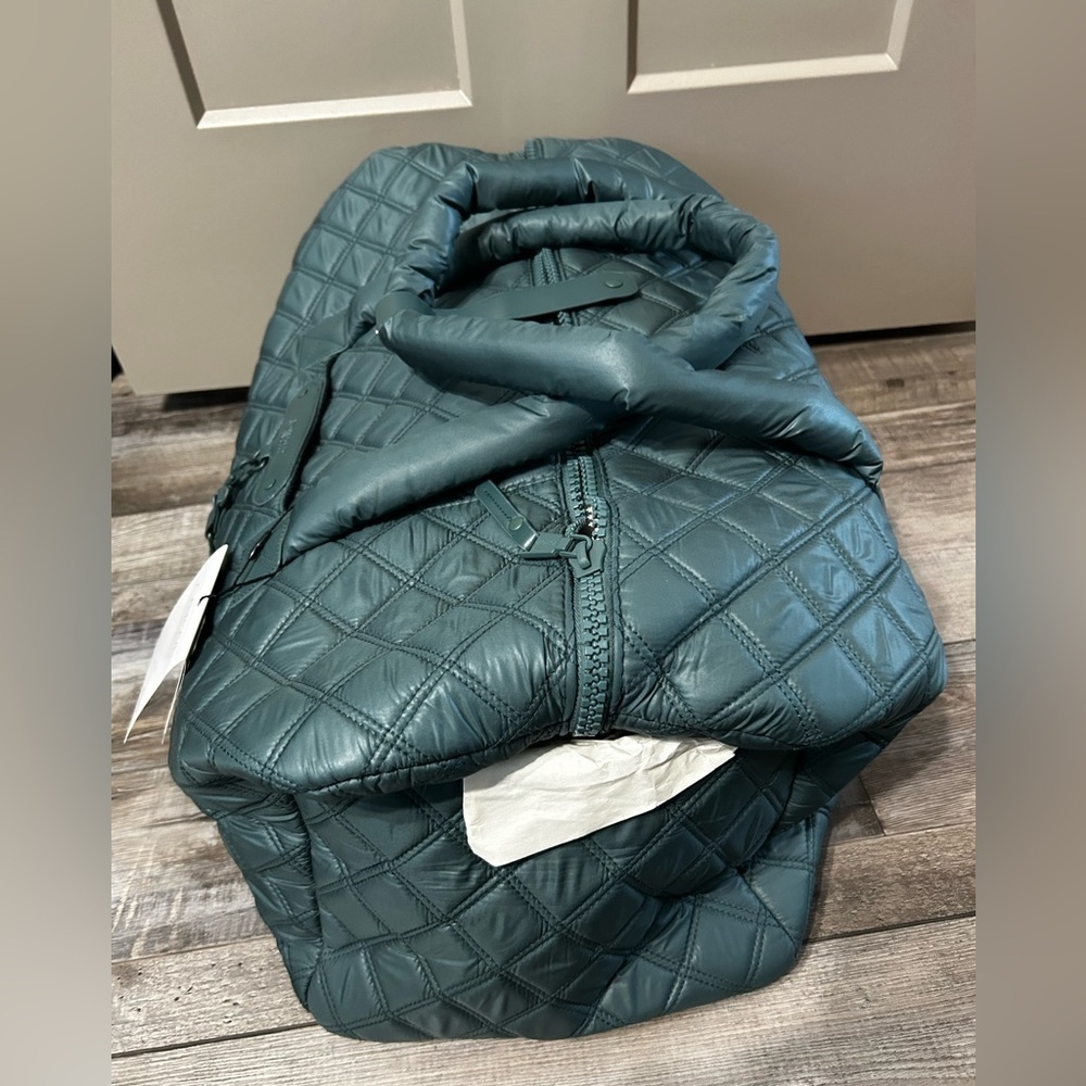 Joan & David 22-inch diamond quilted parachute nylon duffel bag Spruce Green - Picture 6 of 11